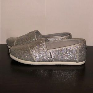Silver Little Girls Toms. Size Y13 BAND NEW!